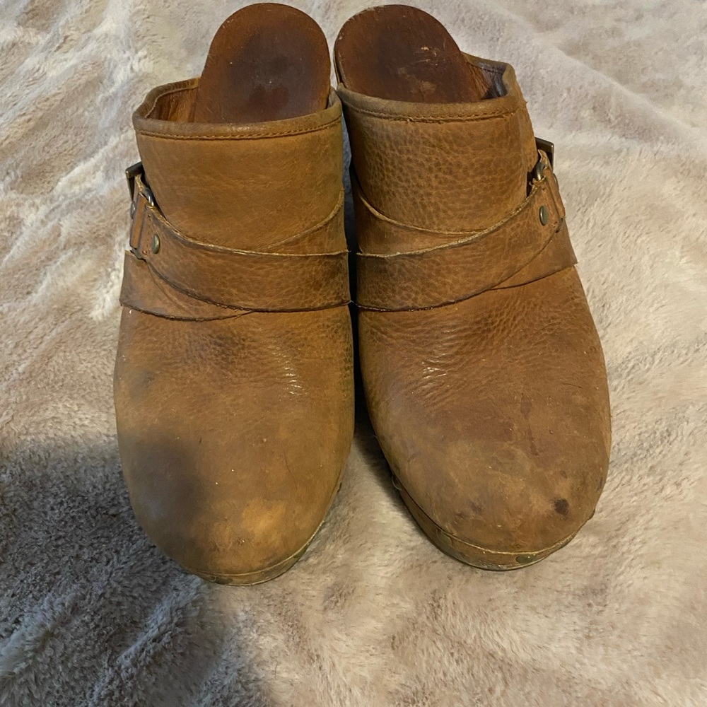 Ugg clog